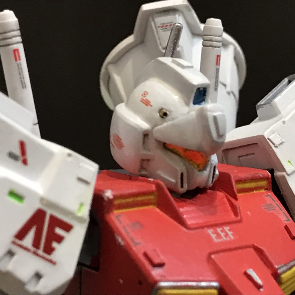 分かりにくいですが、今回バルカン部をハイキューパーツのものに変更。最初はするか悩みましたが、やって良かったと思っています。（途中、ピンバイスの穴が大きかったのか、一個バルカンが顔の中に落ちてしまい、取ることが出来なくなりました。笑）