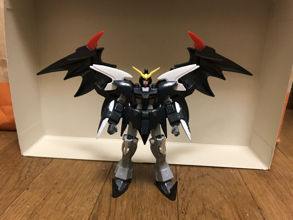 機体名:ガンダムデスサイズヘルカスタム全高:16.3m重量:15.4tチームプリズムによって、強化改修が施されたガンダムデスサイズの改修機。悪魔を想像させる2対の漆黒の翼の「アクティブクローク」が特徴。