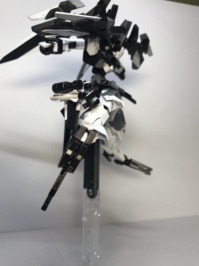 鳥をモチーフにしているので足が鳥足みたいになっていて相手をつかんだりする事ができます!