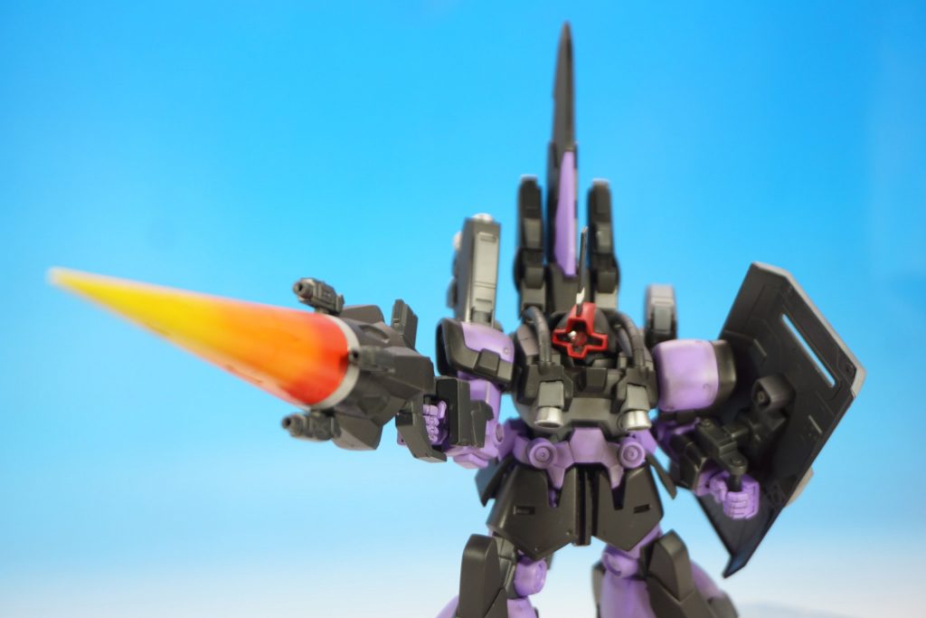 武器:ヒートランス
大型のヒートランスでどんな装甲を持つ巨大なMSも、圧倒的な推進力と灼熱の槍で風穴を空けることができる。
また小型キャノン砲を4基備えており、中〜近距離での射撃も可能。
使い方次第では零距離による砲撃により戦艦クラスも一撃で葬ることができる。