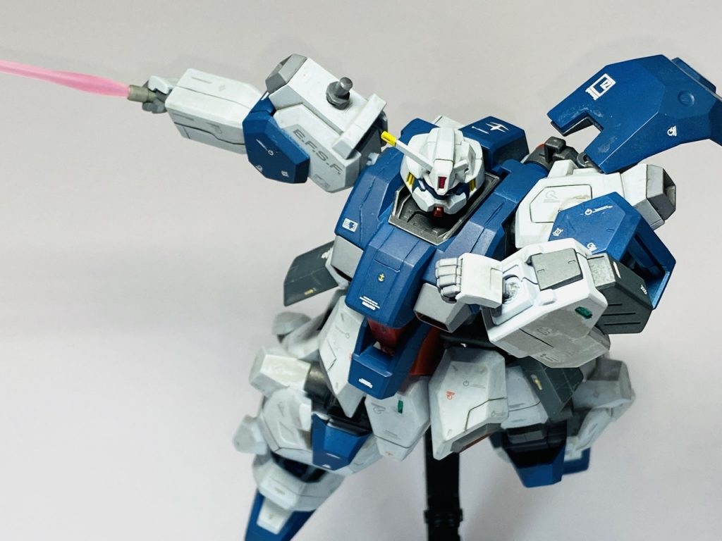 撃ち尽くした火器をパージし、装甲でファンネルの雨を凌ぎつつ一気に格闘戦に持ち込むグスタフ・カール。