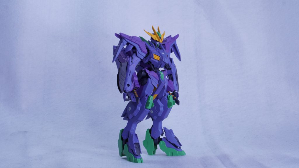 スジボリは数ヶ所程度彫ってます。
あっ、この画像からだと多少わかるんですが足の甲についてるパーツいじってます。
取り付け角度を鋭角にしてシャープにしました！