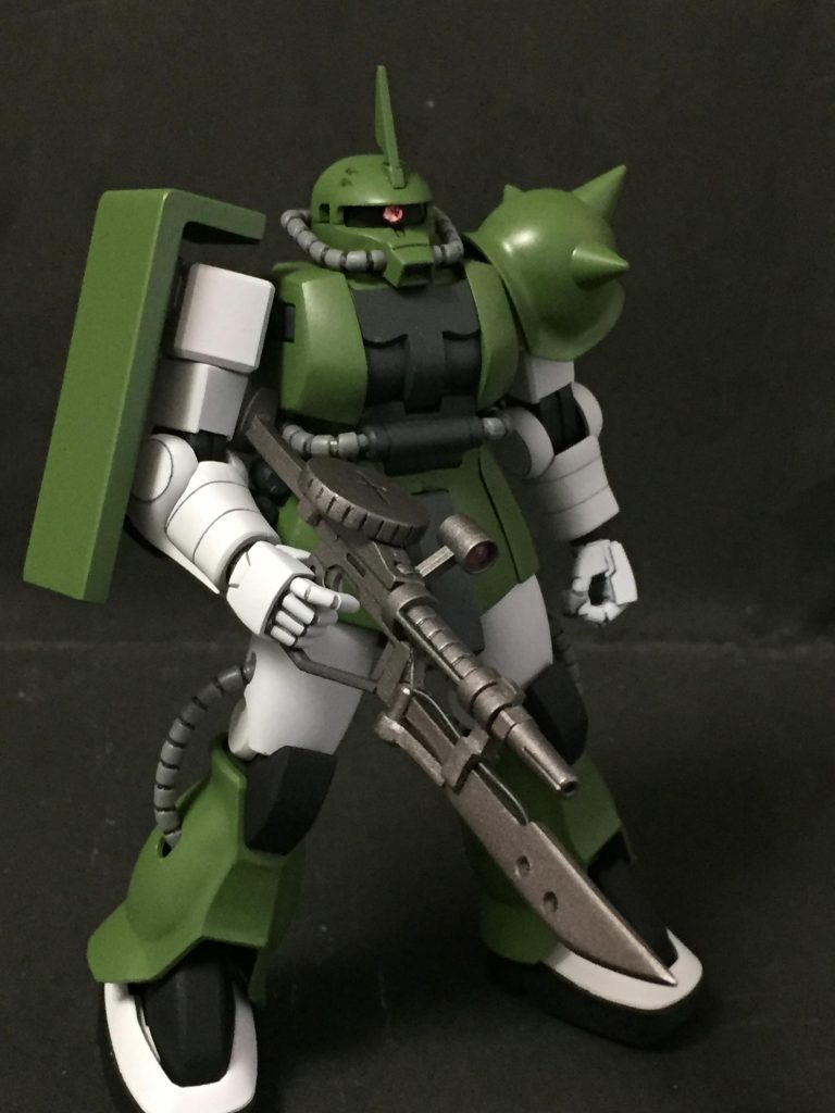 目線を薄く,フロントアーマーの分割と腰間接にBJの追加.
手首は旧ザク,足首にf2型,バックパックにはFGザクの物を流用した個人的にベスト・オブ・ザクになります.