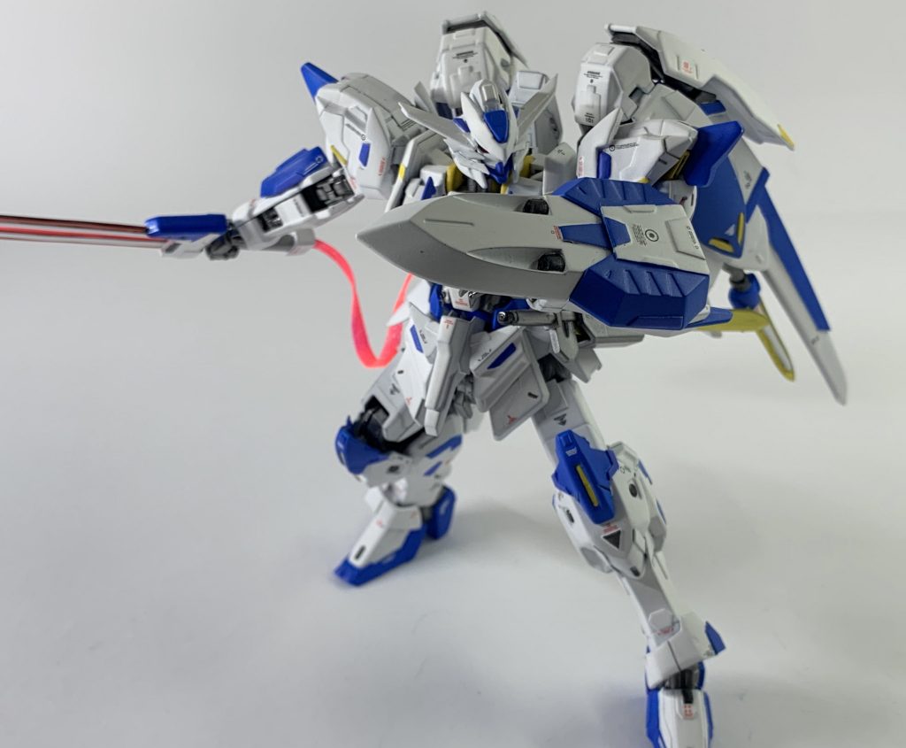 シールド
モチーフはグリムゲルデのシールド。
大破したキマリスヴィダールのシールドを奪取し流用した装備。バエルソードのマウント機構を備えている他、マウント基部が回転することによりシールドに装着した状態でソードを使用することが可能。機関砲が内蔵されており、本機唯一の射撃武装としても使われる