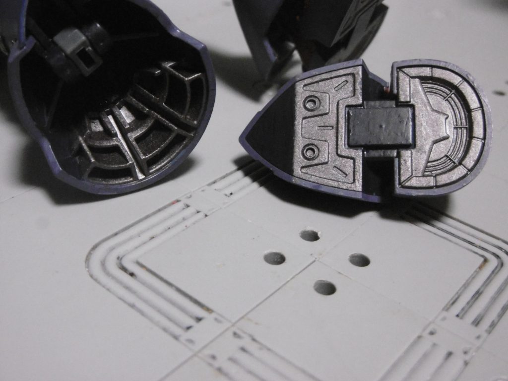 脚ホバーの表現は塗装で。
元々の漏影脚部は「姿勢制御スラスター」だったかと思いますが、構造がホバーっぽくも見えてこうなりました。
肉抜き面は軽量化表現として楽なので殆ど気にしないものの、この形状は筆塗装で苦しめられましたねー