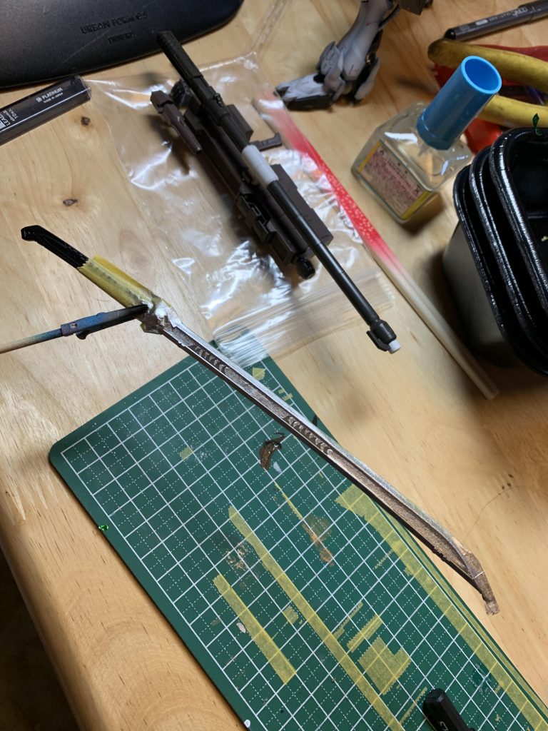 刀はマスキングからクレオスのスーパークロームシルバー2。安いのに輝きも良く、コスパ抜群です。