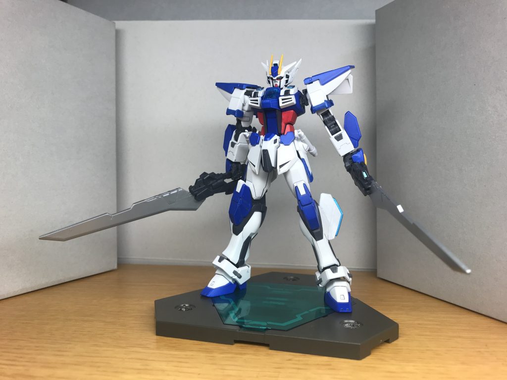 ## GAT-X105BR ストライクガンダムブレイヴ
 マグナがビルドした、ストライクガンダムベースのガンプラ
名前の「ブレイヴ」は、元のストライクガンダムのストライカーパック同様、バックパックを合体(ブレイヴ)することと、ブレイブ=勇敢に戦う者、を合わせたダブルネーミングである。
素体での武装に加え、肩部のフィンスラスターによる機動性と、ストライカーパックによる多様な戦術性で戦闘を行う。また、この機体にはオリジナルのストライカーパックによる拡張性も秘めている。