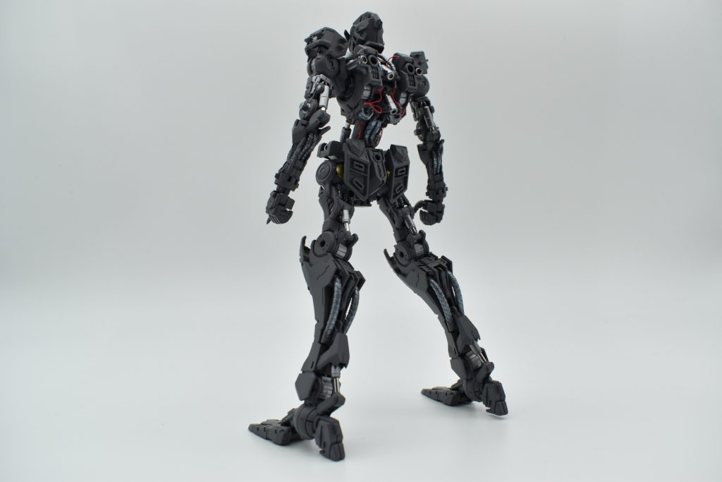 フレームは各部塗り分け&電源ケーブルに見立てたリード線でディテールを追加しています。