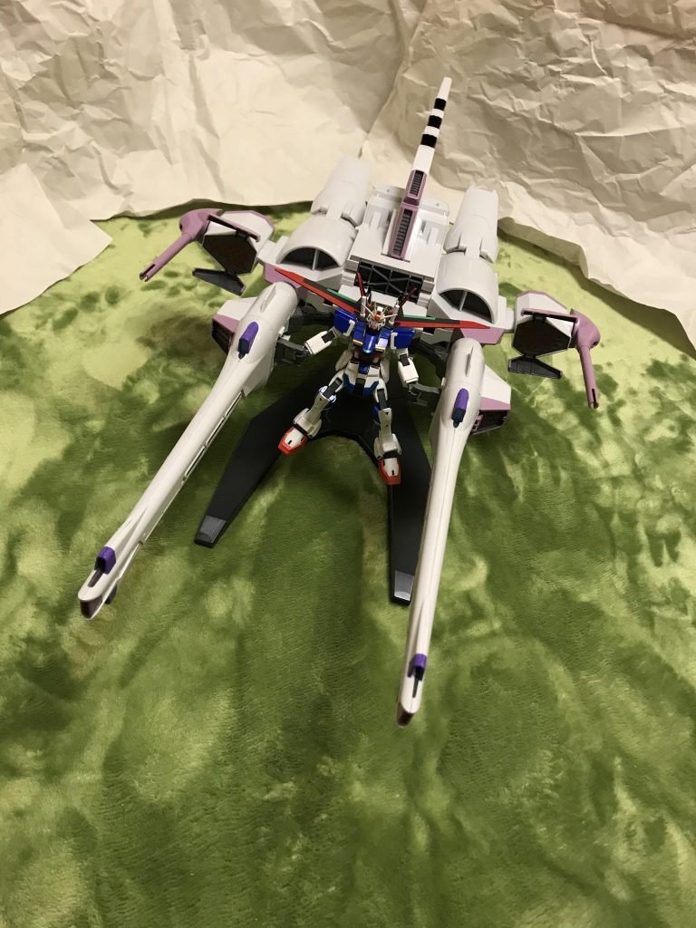 戦闘能力についてフォースインパルスガンダムエクストリームとミーティアユニットが合体した結果、火力・攻撃力・パワー・機動力・防御力・格闘能力といった全ての点において、原型のミーティアユニット装備状態のストライクフリーダムガンダムを100倍以上凌駕する驚異的な性能を獲得。巨体を活かした体当たりやアーム打撃、豊富な大火力を駆使した殲滅戦を得意とするミーティア接続状態のフォースインパルスガンダムエクストリームは、大型機でありながら格闘戦や対MS戦においても、凄まじい戦闘能力を誇る。もちろん図体の大きさ故に被弾しやすい点は原型と変わらないが、機動力も防御力も大幅に高められた事で、よりアグレッシブな動きを可能としている。