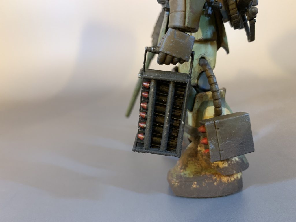 予備弾の飛び出し防止に棚に傾斜を設けております。