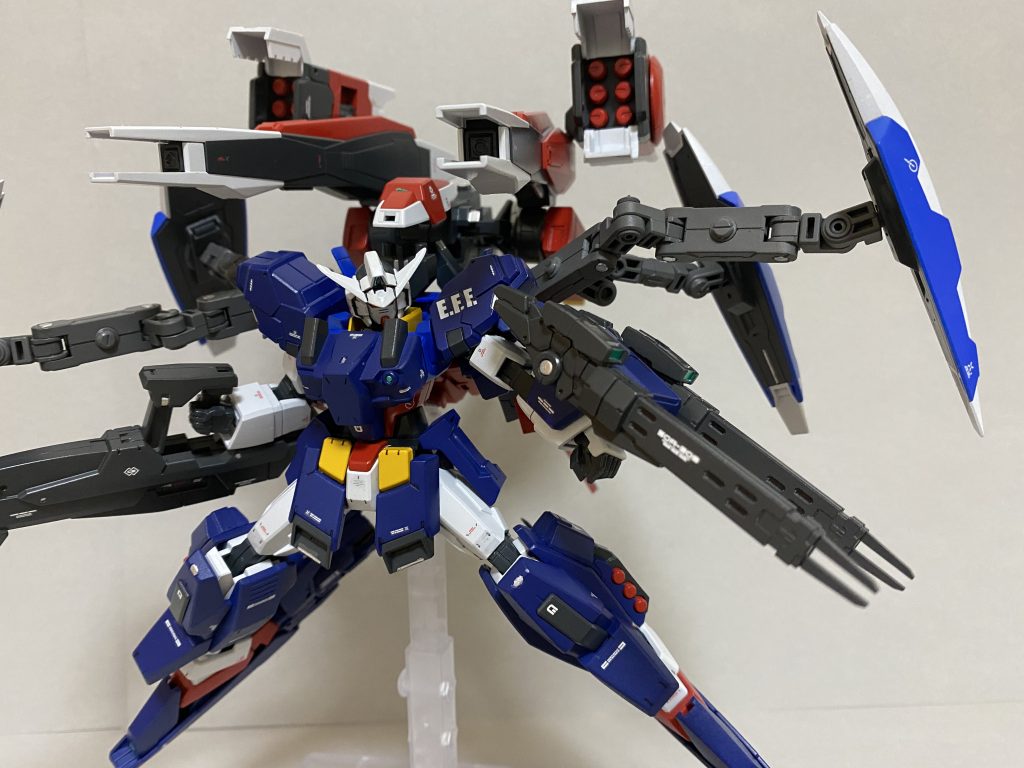 ダブルドッズライフルシールドは主に弾幕用です
シグマシスライフルは撃ちまくれないので、チャージの繋ぎに牽制したり、MSに撃ったりします
連射もできる優れもの
基部はジェノアスのシールドです
銃は30MM
今回は全てのビーム兵器をコの字型バレルで統一しました
コの字バレル、いいですよね…V2とかマクロスとか好きです