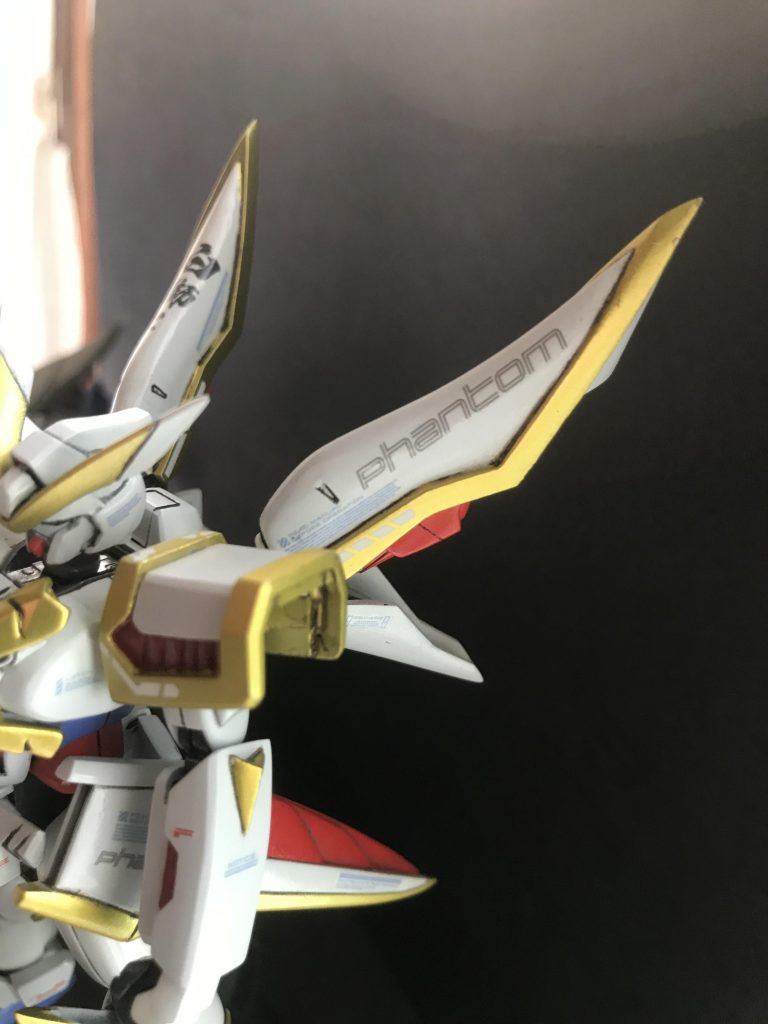 左側のウイングには『ファントム』のペイントをあしらっております。『HIQパーツ』のロゴデザインデカールを使用。…本当は、フォント君も「ガンダム」と書きたかったのでしょうが…🤣