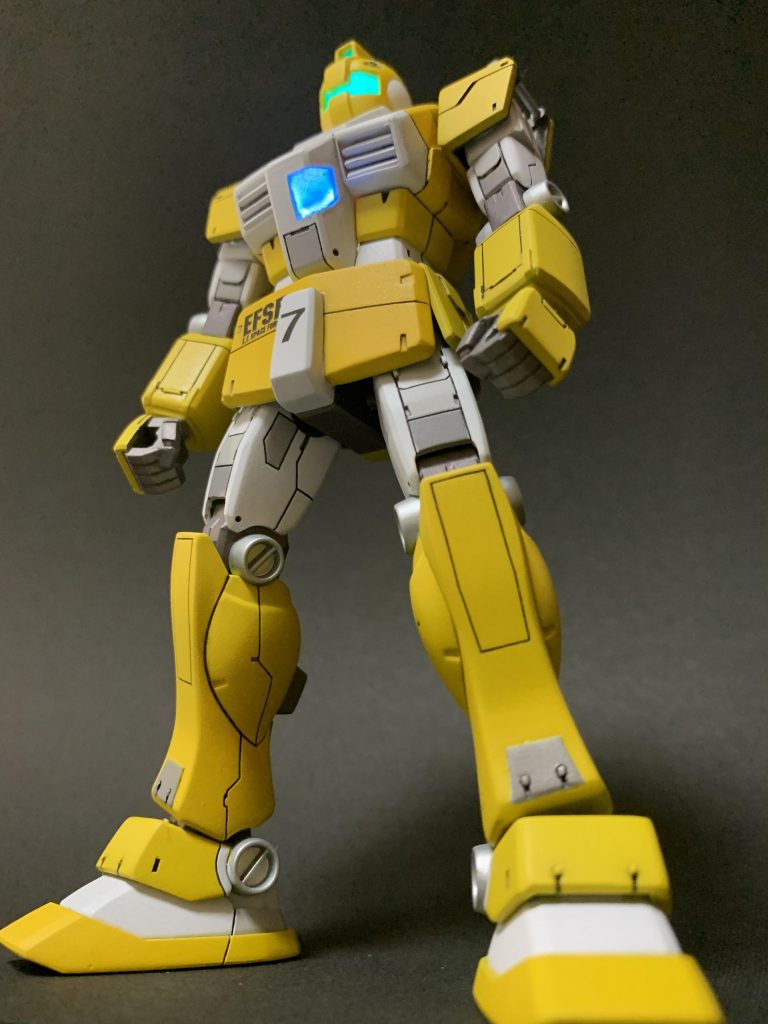 胸部のクリアパーツはuvレジンでつくりました。
表からマスキングテープを貼って裏からレジンを入れて固めました。
マスキングテープを剥がした後、表面を少しヤスリで削ってクリアカラーを表面に塗ると、凹凸もなくなり色をつけたりできます。