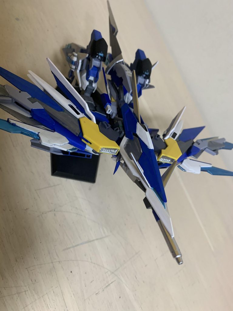 飛行形態
動体にウイングガンダムのものを使ったため、飛行形態はこの様な形に。後で紹介しますが、装備しているソードビット等をこの状態でも使うことが可能。