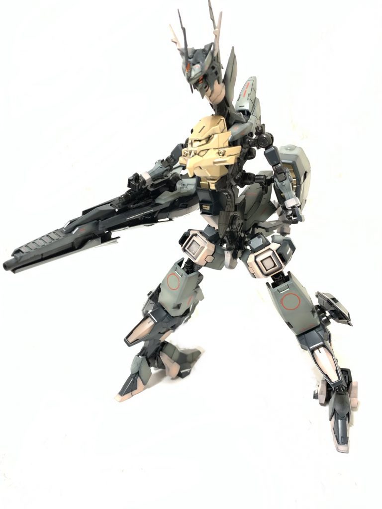 両腕にダメージが蓄積され、戦闘において動かなくなった際には肩元から装甲をパージ、中にある隠し腕を展開、また鳥脚から人型の脚に変形し、「擬似MS形態」となるギミックを搭載しています!腕部がスッキリするので機動力そのままに軽量化し、機動力がより上がります!