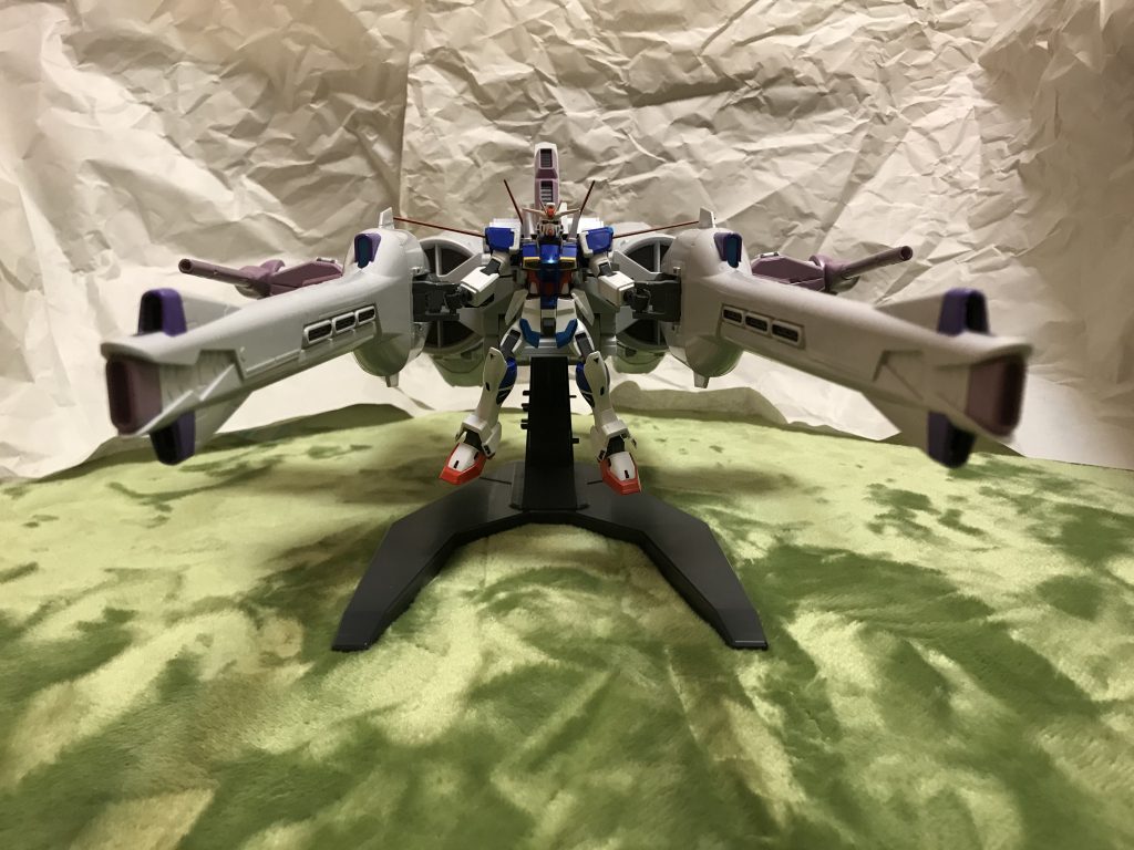 機動力・運動性・加速性能アルティメット細胞の力を持つヴィクトリーアーマーの効果によって、ミーティア自体もフォースインパルスガンダムエクストリームのアルティメット細胞の力に呼応して、動作・反応速度が爆発的に高める性質を獲得している。これにより、ミーティア接続状態のフォースインパルスガンダムエクストリームは、その巨体を軽々と持ち上げつつ、マッハ1000という驚異的な速さで行動する事ができる。原型のミーティア同様に小回りが効かない欠点があるとは言え、超音速に及ぶその挙動の速さは、巨体からは想像できないレベルとなり、並大抵のMSやパイロットでは本機を目視する事すら不可能となる。さらに、直線軌道での機動力と加速性能は、マッハ2000に達する。その速さは、ミーティア接続前には流石に及ばないが、それでも驚異的である事には変わらない。ダメージ伝達効果についてフォースインパルスガンダムエクストリーム本体の持つ「本機が受けたダメージがパイロットにも伝達する」という欠点は変わらず存在する。ただし、あくまでもミーティアは「本体の一部」ではなく「装備」である為、ミーティア自体が損傷・破壊されても、パイロットがダメージを受ける事はない。この点を生かして、防御力の高いミーティア自体を盾にする事で、本体のフォースインパルスガンダムエクストリームとパイロットへの攻撃やダメージを防ぐ事が可能。