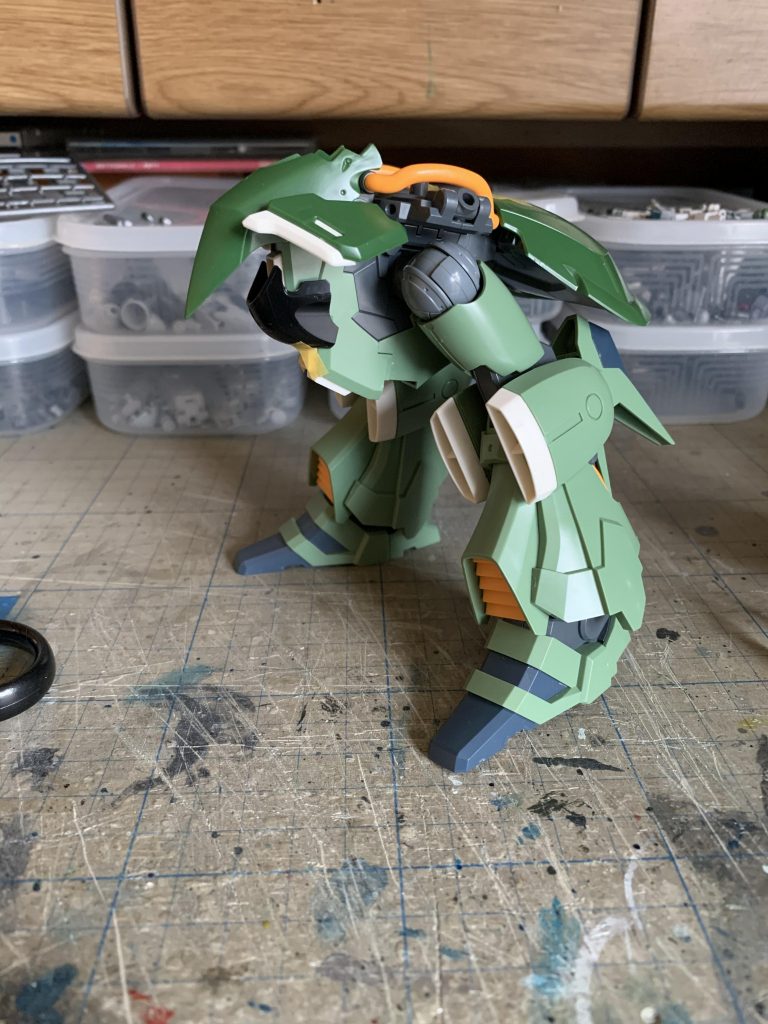 制作開始時です。見ての通り、HGクシャトリヤを使用しております。