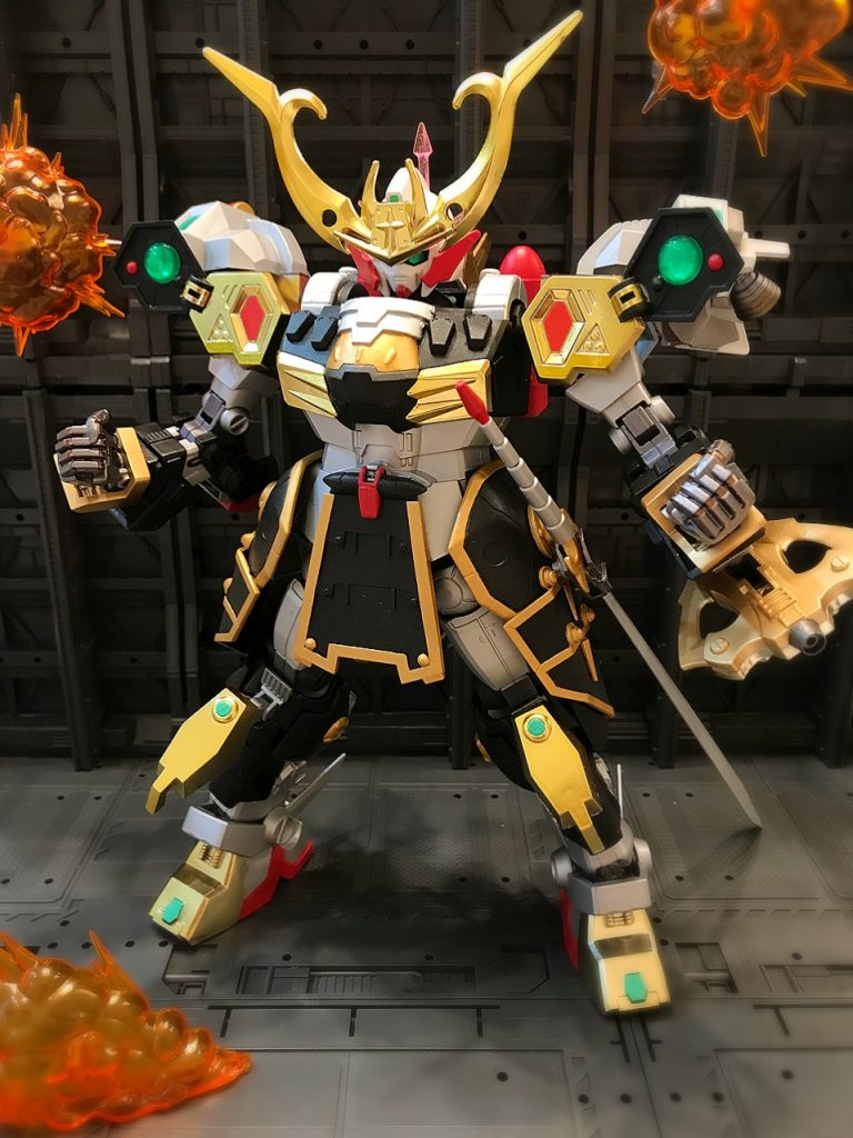 「太 陽 鋼 砲」(タイヨウハガネホウ)肩の展開ギミックは元キットのままです。「大鋼」という名前には、設計図に記されていた「太陽鋼砲」という字が所々消えていて読めずに、読めるとこだけつなげたら「大鋼」だったという設定がありますね。