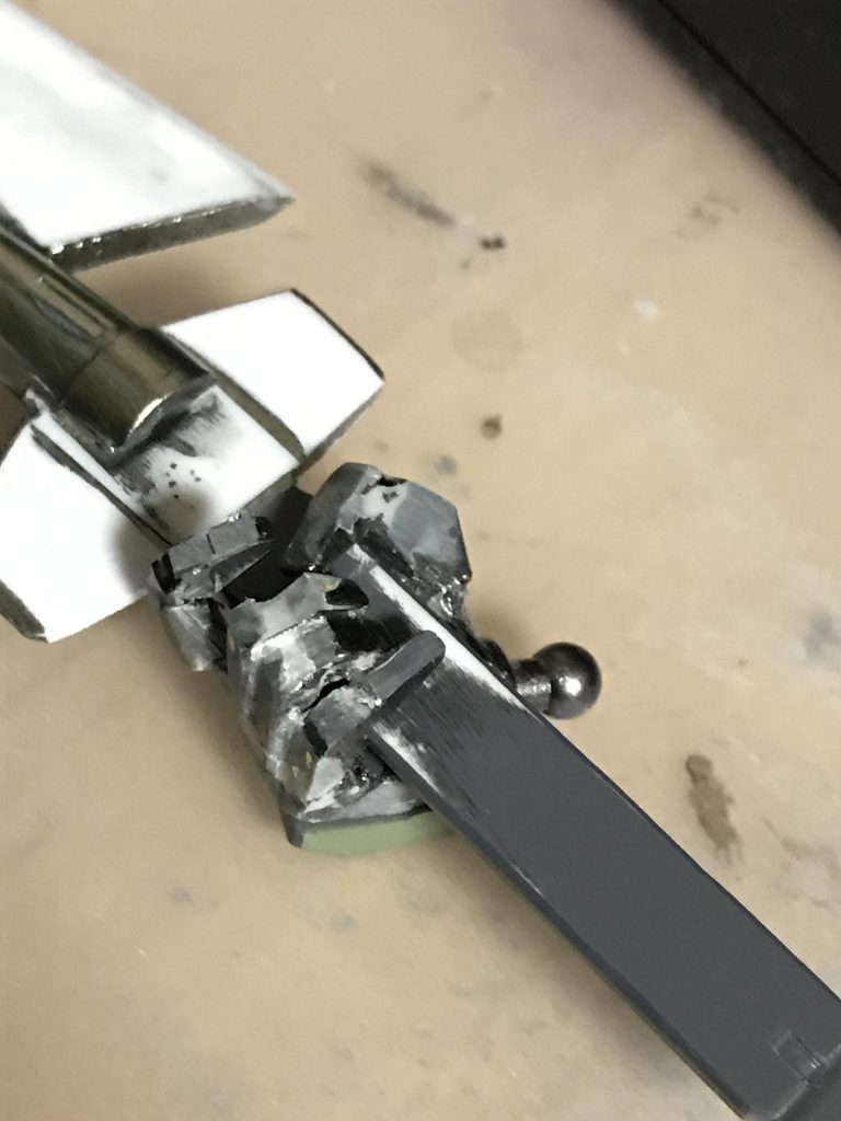 武器の持ち手は平手をバラして作り直しました