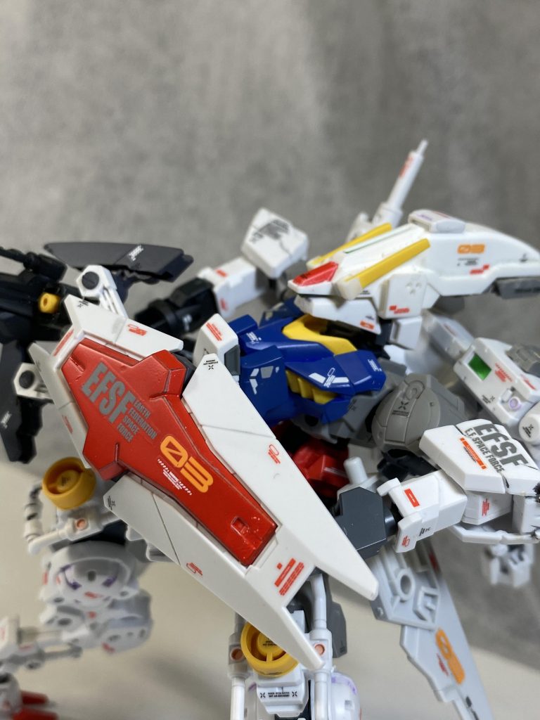 各部アップで。

漂流戦線　Ｇ-ボゥイについて

番組キャッチコピーは
「運命を振り切れ！」

宇宙移民の独立を巡り起こった戦争に巻き込まれ
、否応なく戦う事を余儀なくされた若者たちを描くロードムービー。
前半15話辺りまで悲惨な程の試練が主人公達を襲う。（ガンダムと同じような道筋を辿るが、1話で戦場となったコロニーの住民の大量虐殺の濡れ衣を着せられるなど行く先々で半端ないヘイトを受ける、）その余りにハードな展開にスポンサーから路線変更を迫られる程だったが、それは後半への布石であった。

前作ダイターン3の毎週ロボットプロレス的な内容からうって変わって、リアリティ溢れるデザインと重厚な世界観で物語が進行する作品であったため、スポンサーのターゲットだった小学生層を置き去りにする結果となった。しかし中高生からの評価が高く、再放送が始まると成人男性の間で話題となり三部作で映画化されるに至った。