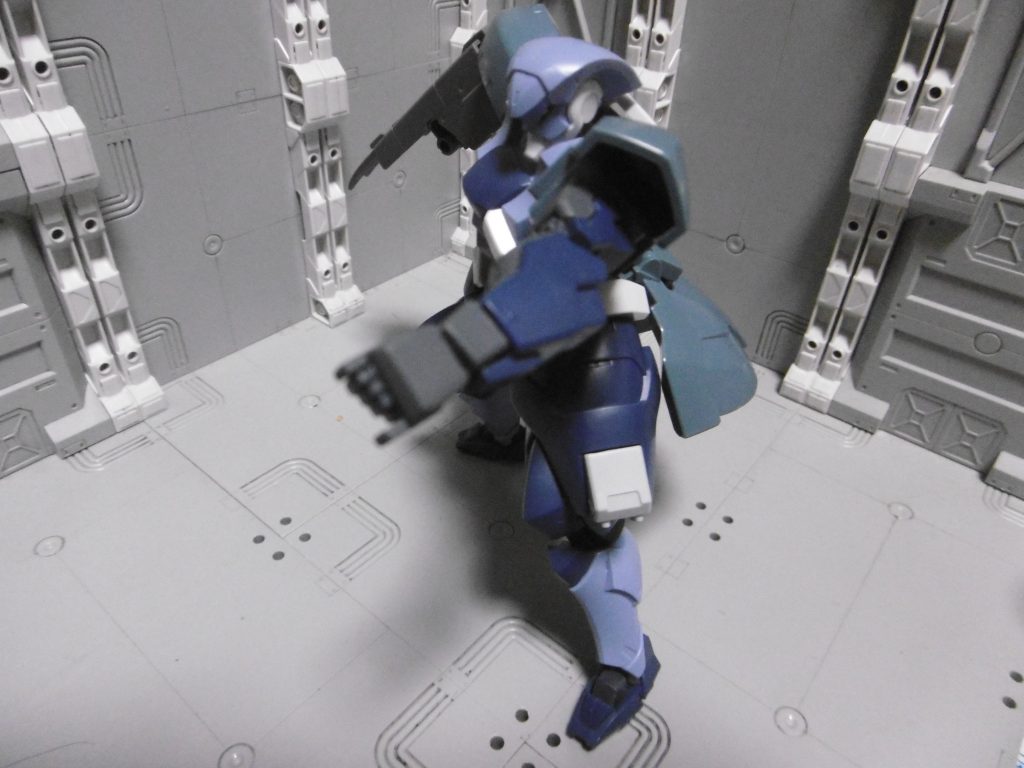 更にはガードのグリップ部だけで突き刺しも。
扉の隙間に突っ込んでこじ開けたりもします。