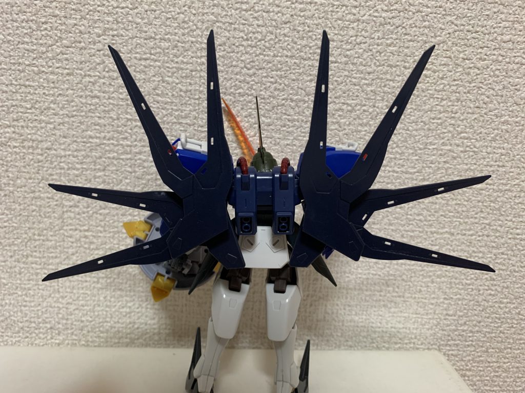 背中のウイングは妨害電波を発して索敵妨害とミサイルジャマーとかをする脳内設定。
ゾ○ドのディメト＊ドンに影響されたのは内緒だっ！