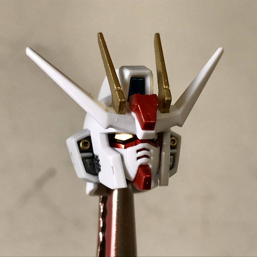 頭部のパーツ分けがすごいですね、これ。とてもイケメンなので、いつもはデカールで済ませる眼も、頑張って塗装しました(ガンマカで)。