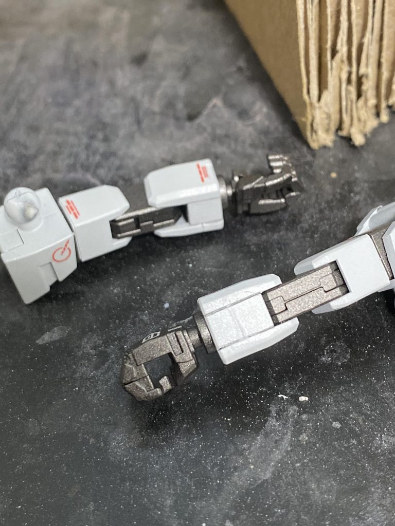 そしてエナメル割れした箇所です…
接着剤流し込んで上からリタッチしましたが遠目ならバレないのでこのままで…