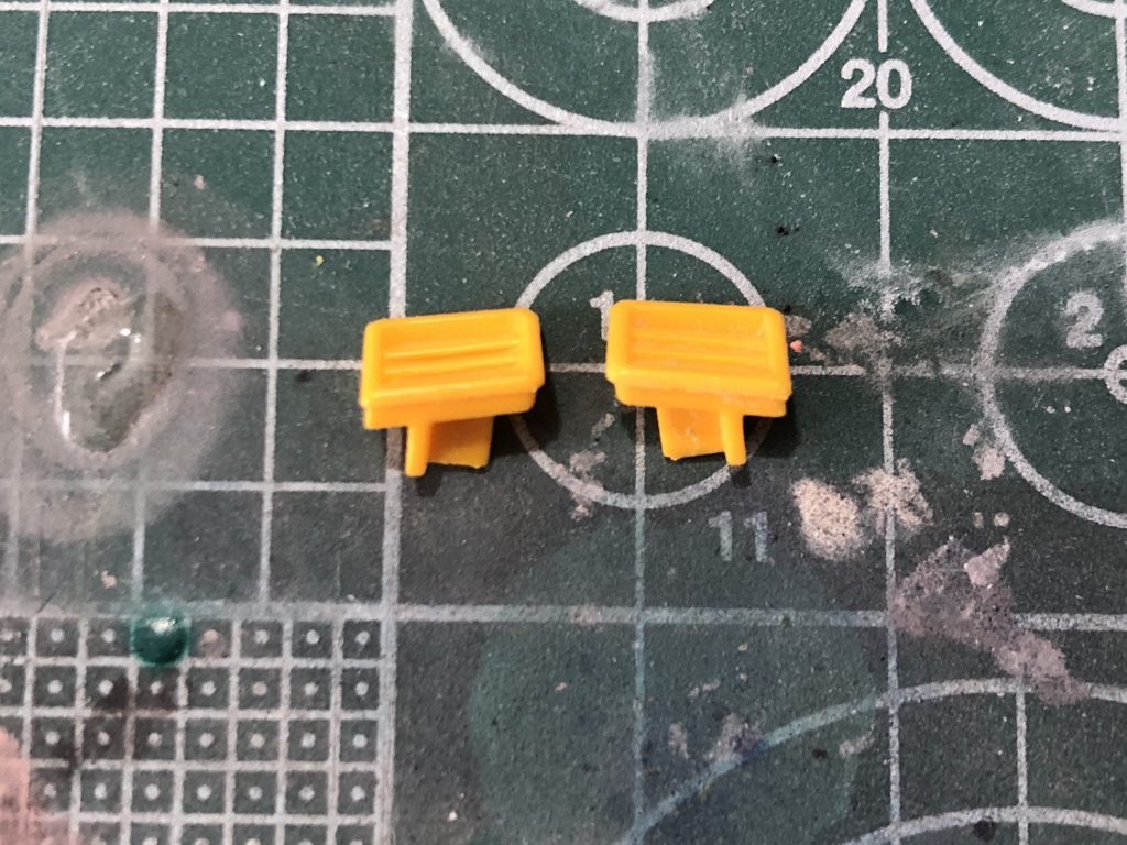 左がダクトを少し彫り込んでいます