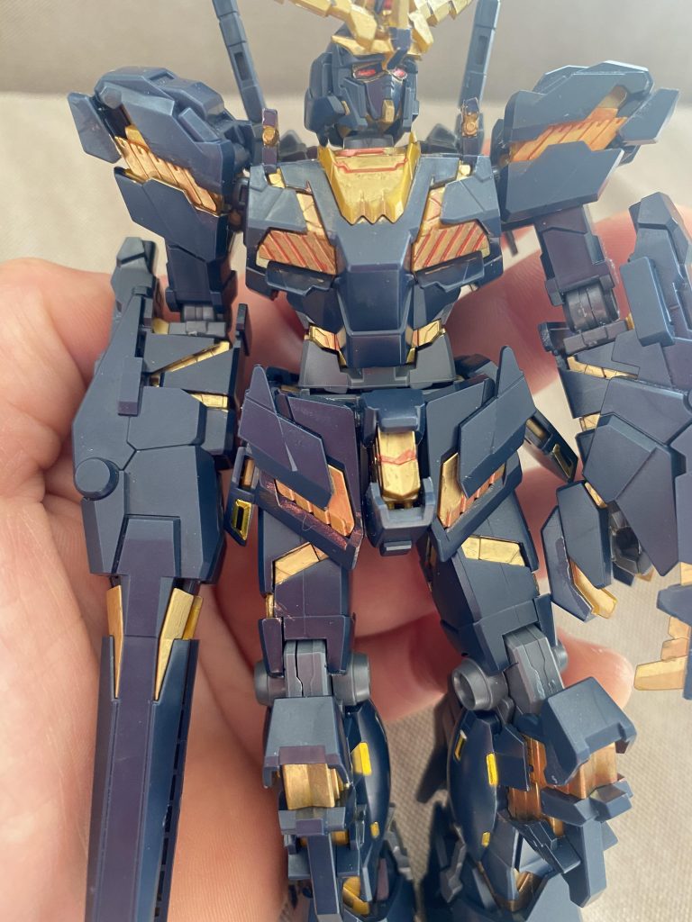 ゴールドで塗ったところをメタリックレッドでスミ入れをしました。