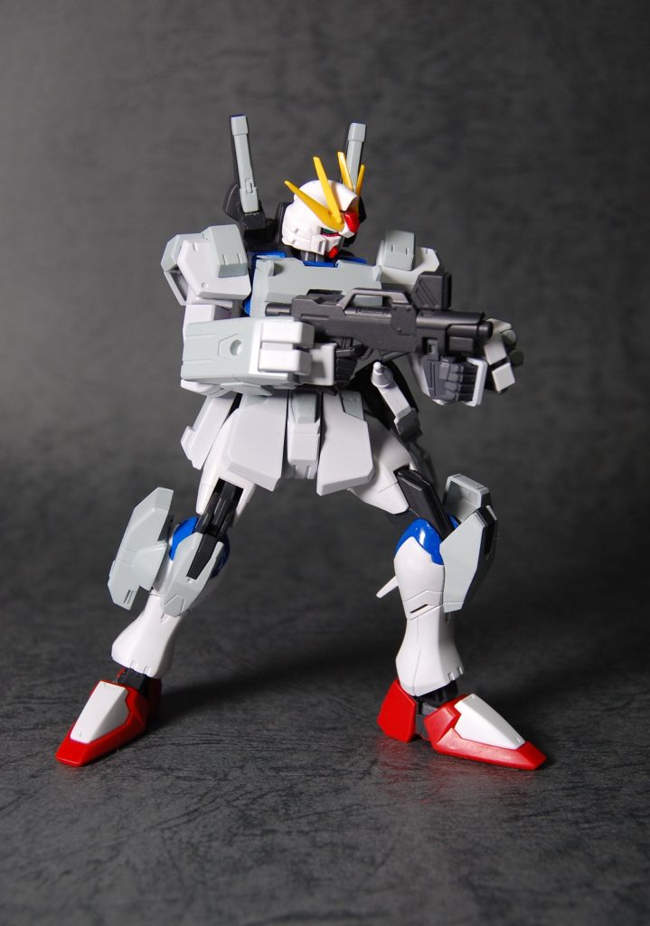 ビームマシンガンをばら撒きながら接近戦の間合いに詰め寄る。