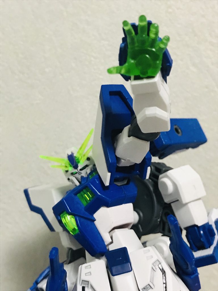 また、シャイニングガンダム同様にシャイニングフィンガーの使用も可能で、その威力の高さからシャイニングラウブルの必殺技にもなっている。