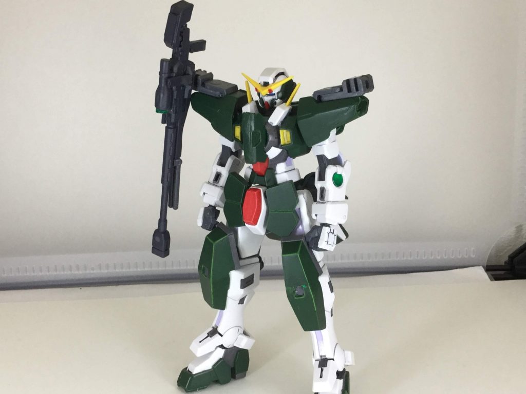 今回のデュナメス、実は少し改修をしており
肩、胸部、フロントスカート、膝、足をプラ板で大型化しています。