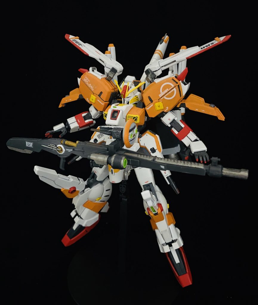 まずはいつものポーズで一枚。
合わせ目が大きのでひとまず全部ダンモで段落ちモールドに。
あと股関節全く動かねーとなったので、ジャンクになってたAGE3から強引に移植して開脚できるように。
それに合わせてビームカノンも動くようにしてみました。

あと試作機カラーだ！とオレンジにしてみましたが、隠蔽力のあるシタデルでも青を筆塗りでオレンジにするのはなかなか骨が折れますね！
ガンダムマーカーでオレンジ出してよ！ほんとに！

あと、スマートガンもHアイズに差し替えたりしています。