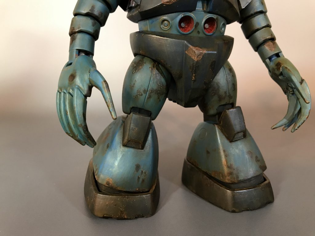 全体にはガンダムマーカーリアルタッチペンのオレンジ、イエロー、ブラウンの３色でサビの書き込みをしました。