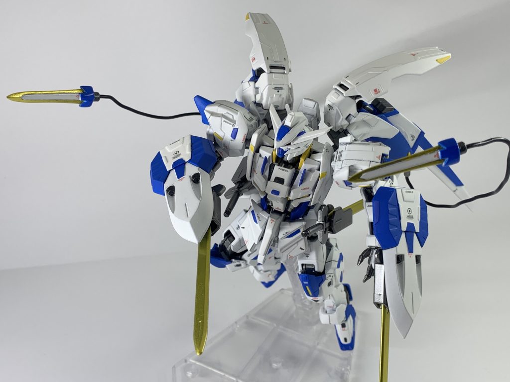 バエルエッジ
モチーフはシュバルベグレイズのワイヤークロー
ワイヤーはγナノラミネートソードと同様に復元に成功した特殊合金製。ハシュマルの超硬ワイヤーブレードやその装備を流用したバルバトスルプスレクスのテールブレードと同様に、有機的な動きによる攻撃が可能な装備。