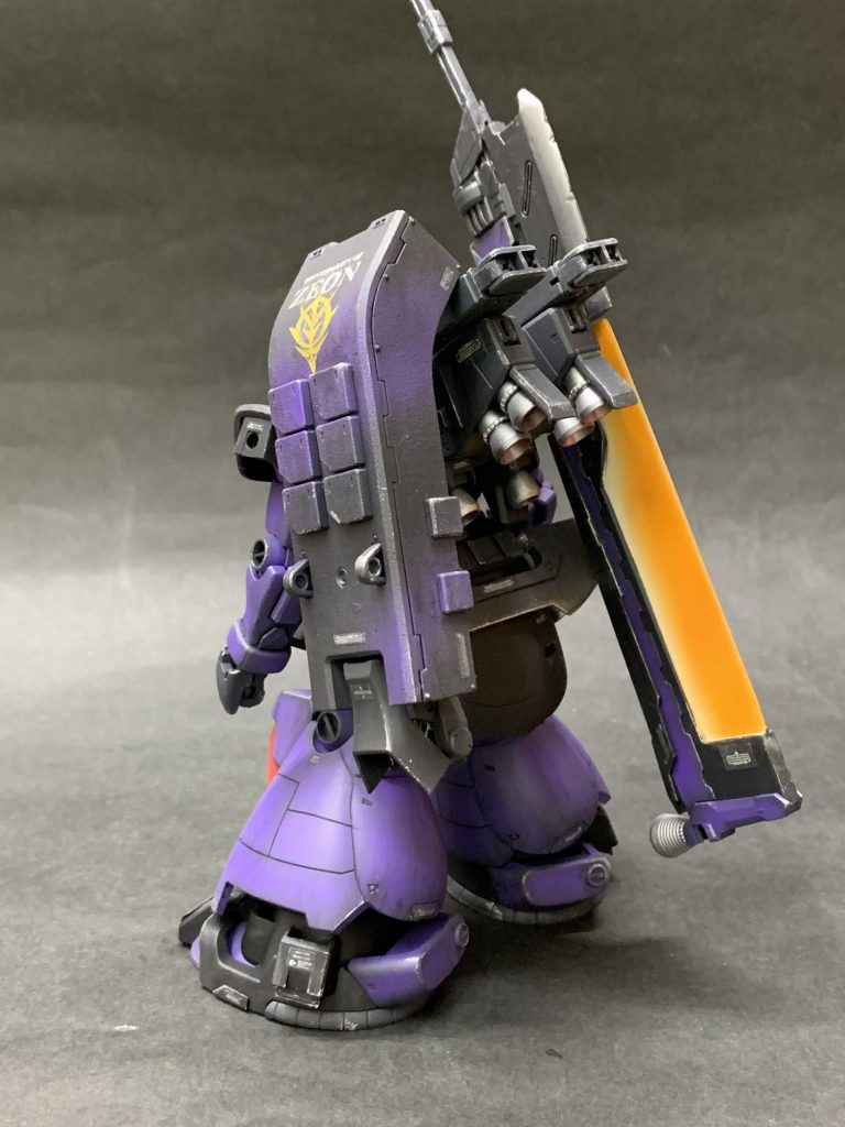 シールドは1/100ティエレンのシールドを使用、バックパックはHGケルディムガンダムにジャンクのバーニアを取り付け。腰にはカーボンブレードを装備