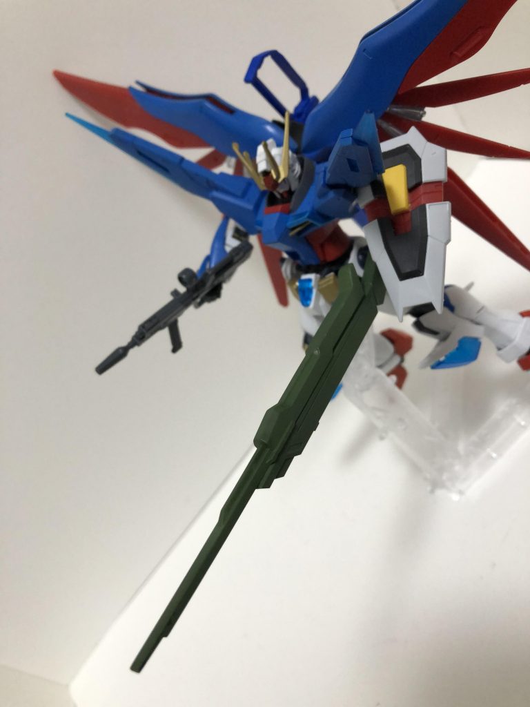 超射程収束高エネルギービームランチャー
高エネルギー超射程ビーム砲の強化型
砲身が伸び射程距離が増し、ビームを収束して発射することで一撃の貫通力がす
腕のパルマフィオキーナから貯蔵したエネルギーを供給することにより威力を戦艦の主砲クラスにすることが可能、