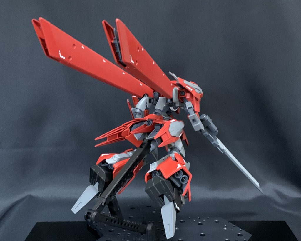 【Action.4】
背部のシュツルムブースターを機体後方に向けた高速巡航モードです。
全身のほとんどのバーニア,スラスターを推力に回すため主に長距離移動に使用されます。