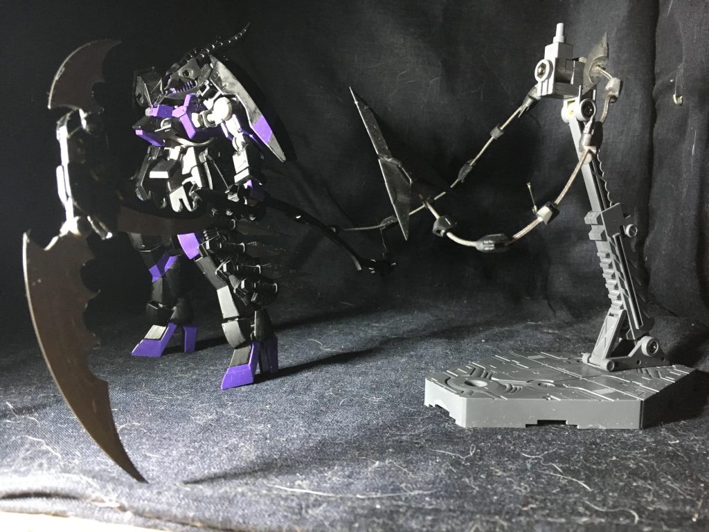 本機最大の特徴である武装:テイルウィップ
この機体を発見した当時、調査団が最も驚いたのがこの悪魔のような尻尾だろう。全高の倍はあろうかという長大な尾には一定間隔で刃の無い塊が配置され、先端は鋭い矢じりのような刃がこしらえてある。