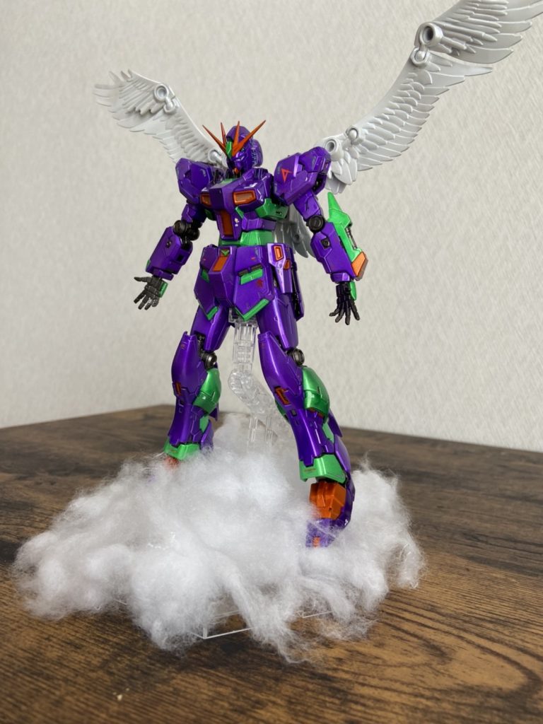 横からも撮ってみました!
自分の中では上手く出来たかなって思ってます(*´꒳`*)きっと普通に塗装した方がかっこいいよなーって思いながらも、エヴァカラーで挑戦してみたい気持ちの方が強かったのでやれてよかったです😊
楽しく製作出来ました。