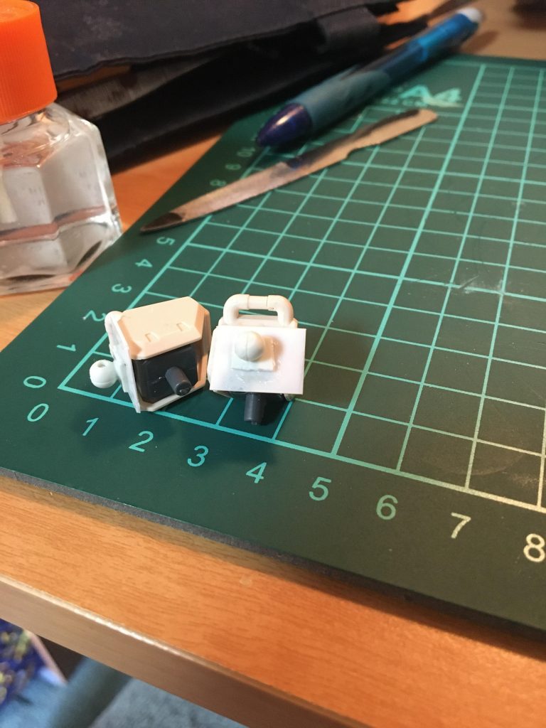 肩関節はガンダム がボールジョイントなの
に対してジム改はふつうに棒だったから、ボールを移植しました。と言ってもただプラ板貼っつけてその上に切り取ったボールを貼っただけですが。

長い長い春休みを利用して、初めて本格的な改造に取り組めたのでとても楽しかったです。最後まで見ていただきありがとうございました😆