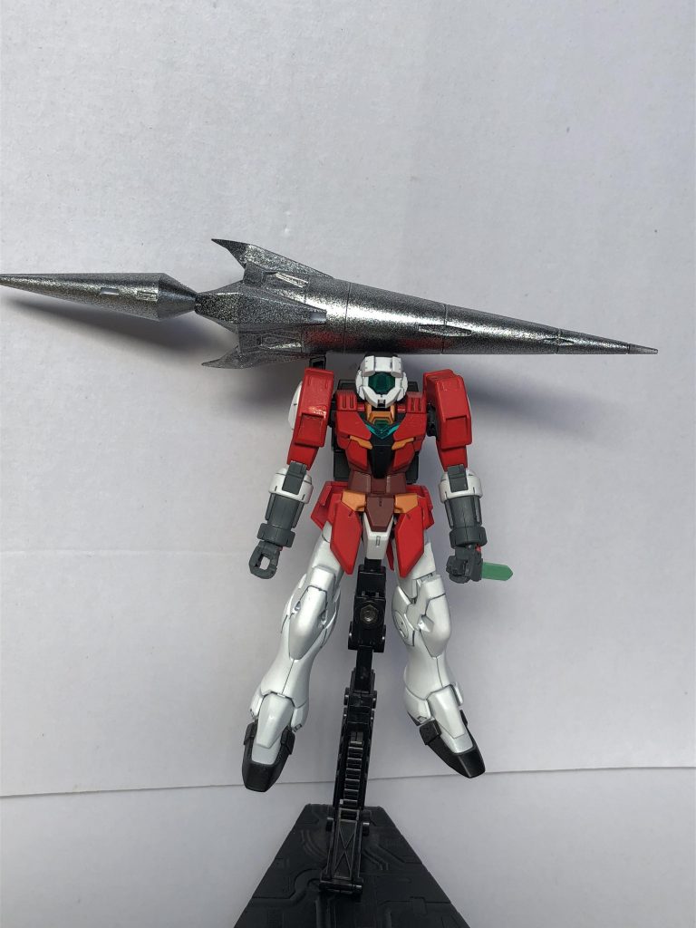 ランスのマウントも可能。
頭が白くて胴体が腕が赤なので少しイデオンに見える。