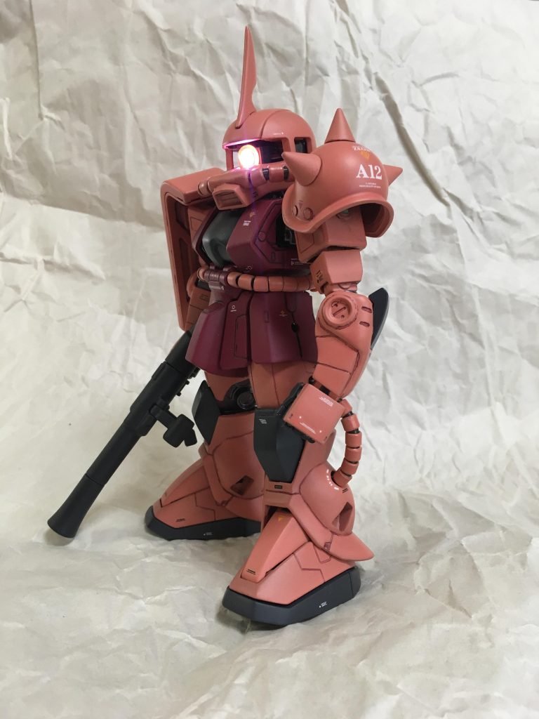 この位の角度で撮ると、見た目と近いかな?
モノアイ点灯も小学生の頃の憧れだったので、LEDを仕込んで光らせました!