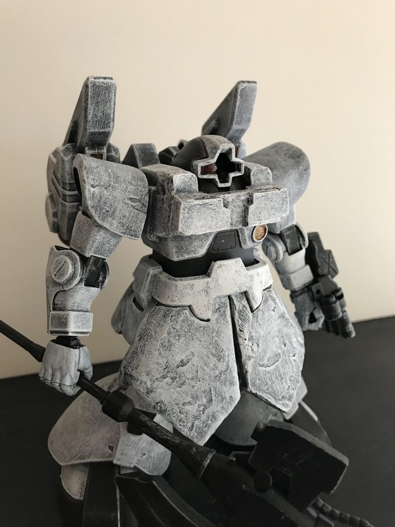 肩、腰アーマー、胴体前面にパテ盛り等で装甲を追加しました
長いフロントスカートがお気に入り