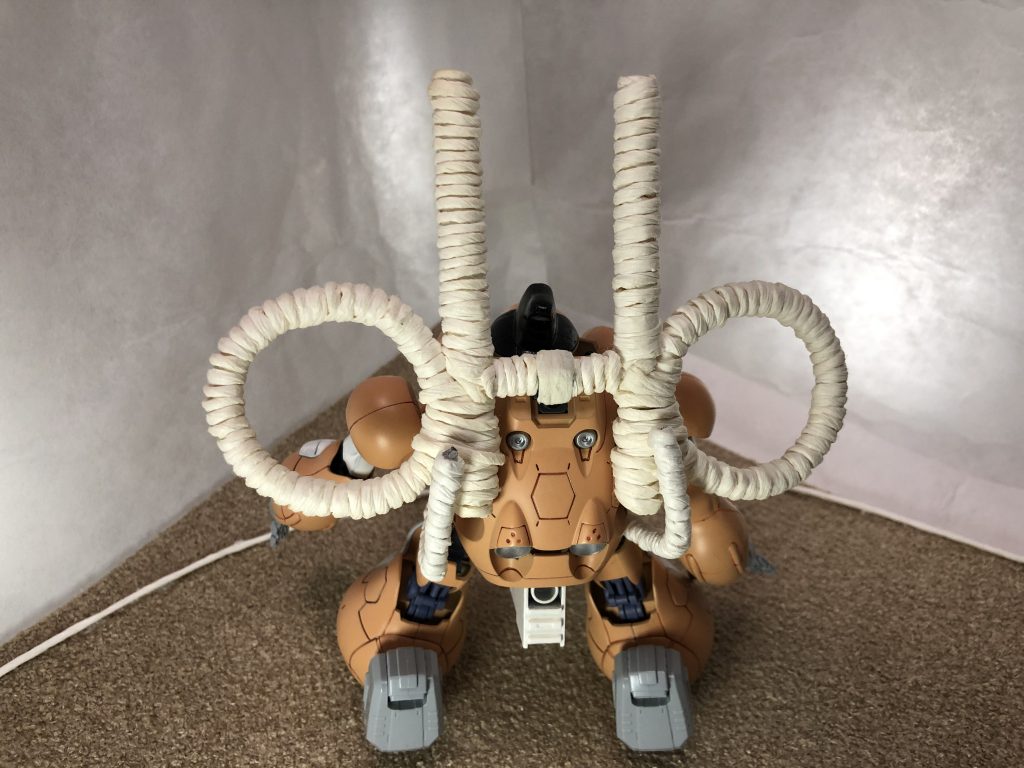 バックパックと回しは5mm穴あきプラ棒と3mmプラ棒を曲げたりつけたりして上から紙テープを巻き付け接着剤