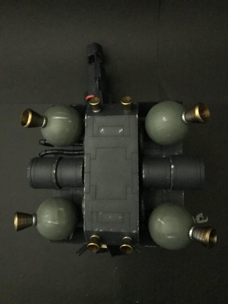 単純な模様ですが、スジボリもやってますしステージ裏にも0.3ミリのプラ板を貼ってパネルラインを表現してあります。
台座との固定は磁石で固定してます。
ちなみにまるいタンクはボールジョイントを仕込み角度を変えられるように設計しました。