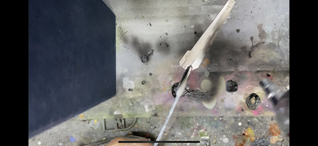 今回のメイン、プレミアムミラークロームを塗布。下地が黒だと最高の輝きが得られます