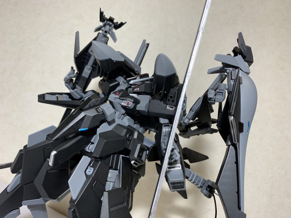 ･ベルセルクシステム
本機の切り札であり、かつてリーゼロッテが一年戦争時に搭乗した『RX-82 ベルセルク』に搭載された禁断のシステム。
パイロットに特殊な薬物を投与して理性を強制的に失わせ、ただ戦うことだけしか考えられないようにさせる。
更に機体のリミッターを解放し、機体から得られた情報をパイロットの脳にダイレクトに伝達、戦闘の最適化、強制的に操縦させるという極めて非道なパイロット完全戦闘特化用補助及び、モビルスーツのリミッター解除システムである。
このシステムは通常なら強化人間でも1度使用したら確実に廃人になる程、危険なシステムだがパイロットであるリーゼロッテはそのシステムに耐えられ、更に制御することが可能になってる為、彼女自身の要望でこのシステムが搭載された。
また前述のフレーム強度を上げたのはこのシステムはフレームへの負荷が極めて高くRX-82 ベルセルクはシステム発動後、戦闘続行不可能になり、フレーム交換は度々行われることがあった。
その為、システム発動後でも戦闘続行可能に出来るようにする為にあえて分離、換装を廃止した。