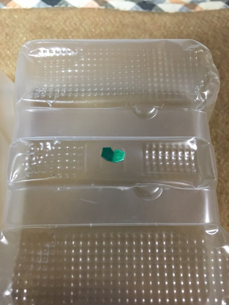 フェイスガードプラ板を適当なサイズに切り出して中央で折り曲げ、上側を切欠いてヘルメットで挟んで固定します。